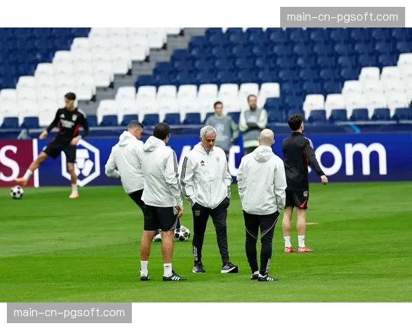 本菲卡公布欧冠大名单:三名青年队小将首次入选。 本菲卡公布欧冠大名单:三名青年队小将首次入选。