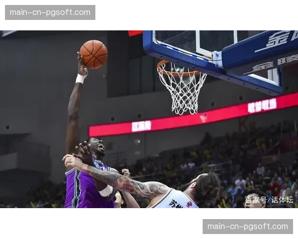 特写：梅斯小将攻入处子球后，与看台上家人激动相拥