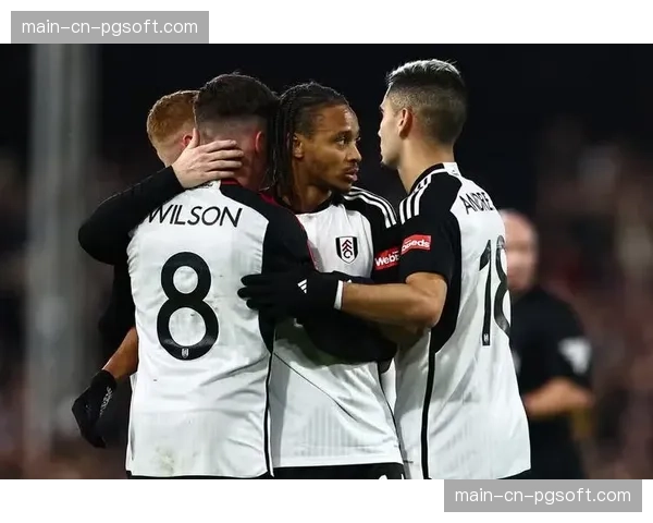 富勒姆球员进球后冲向场边与患病小球迷庆祝,温情一幕