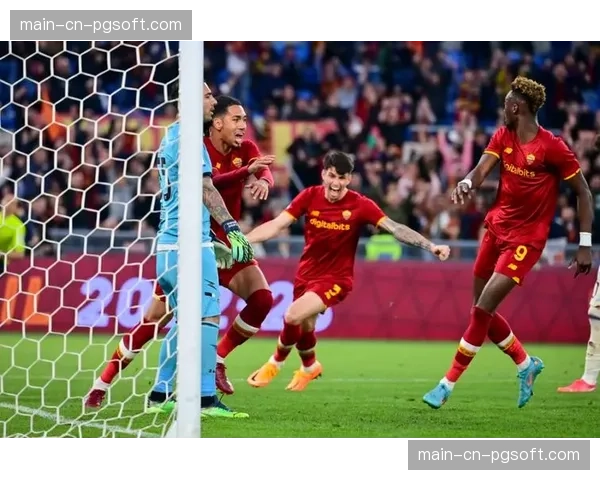 特写:错失单刀后,萨勒尼塔纳前锋迪亚在替补席掩面不语 特写:错失单刀后,萨勒尼塔纳前锋迪亚在替补席掩面不语