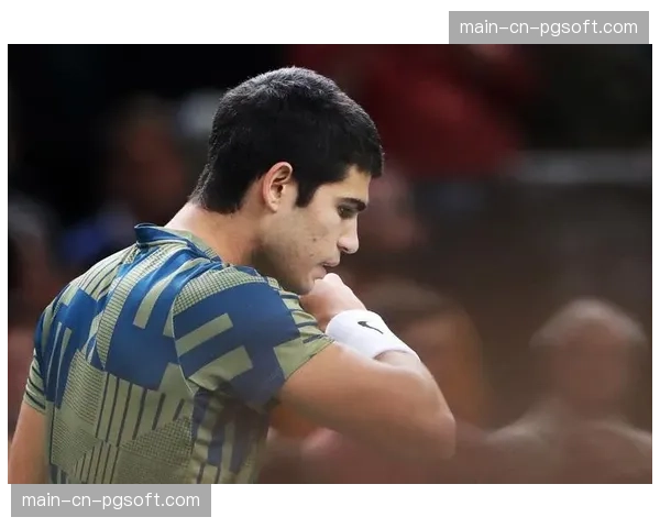 美国大师赛第三轮,科普卡因背伤突发退赛,用球杆支撑走完全程