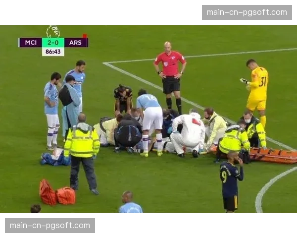 哈兰德主罚点球前,埃德森上前耳语,后者随后扑出点球 哈兰德主罚点球前,埃德森上前耳语,后者随后扑出点球